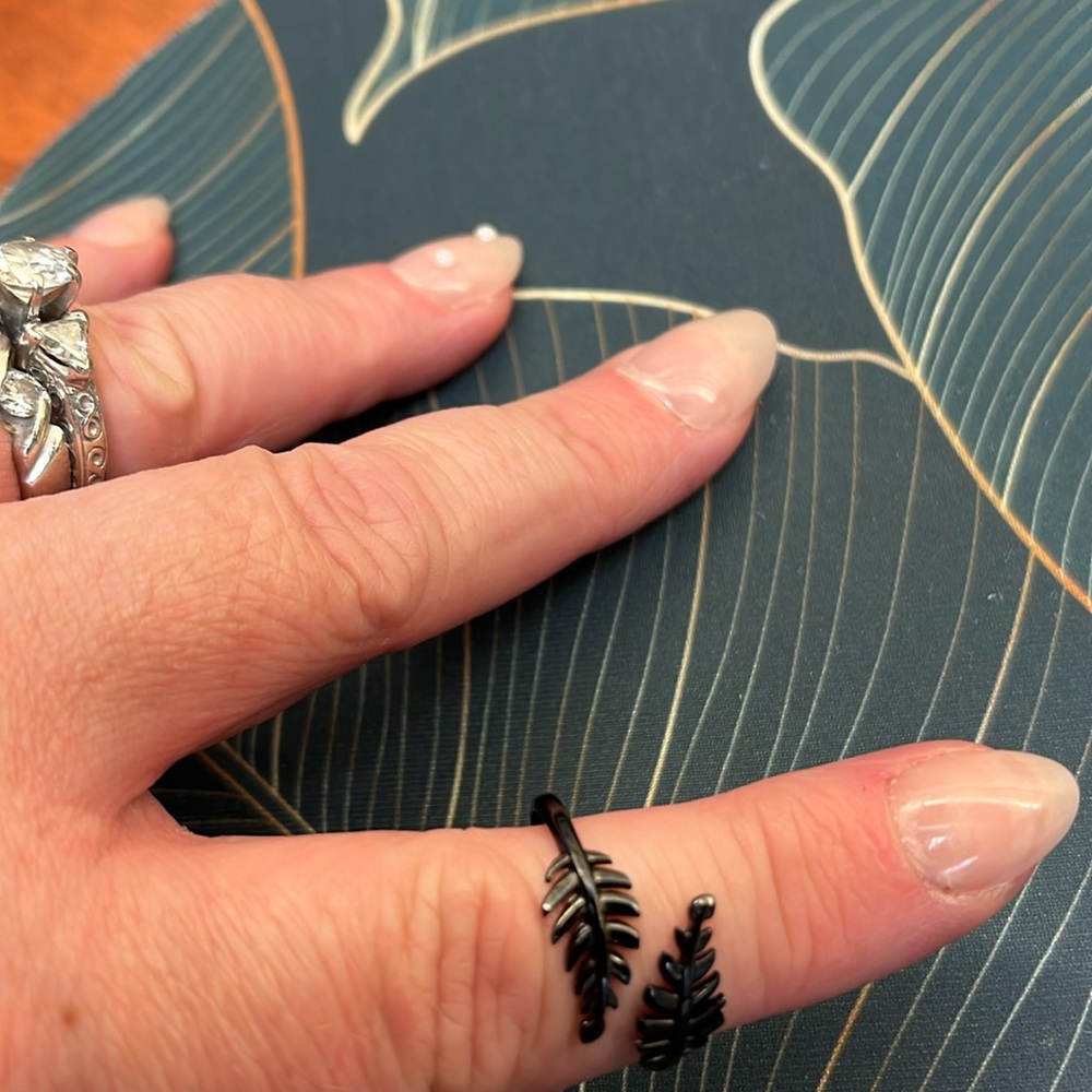 Kinsley Armelle Black Laurel Leaf Ring